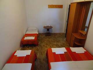 Гостевой дом Наутилус  Геленджик Стандартный четырехместный номер-8